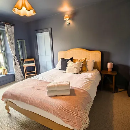 Host & - Mulgrave House * Hinderwell